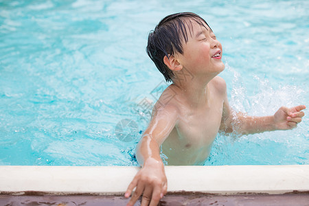 小男孩开心的游泳图片