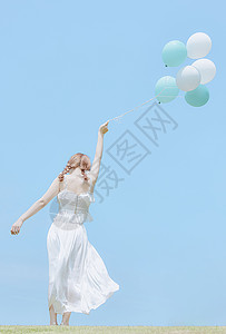 手拿气球的日系夏日美女高清图片