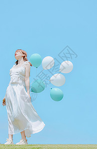 夏日美女手拿气球高清图片