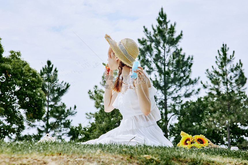 夏日清新美女吹泡泡图片