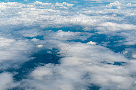 低云飞机上空的云层背景