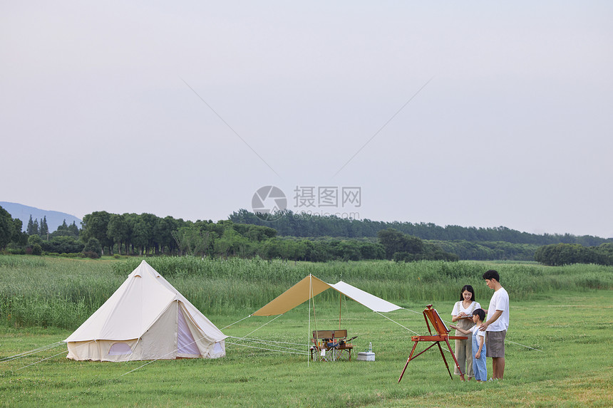 一家人户外绘画写生图片