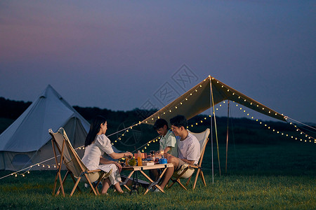 幸福晚餐夏日一家人夜晚户外露营背景