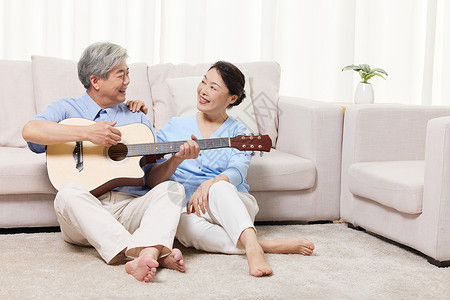 退休居家恩爱的老年夫妻一起唱歌图片