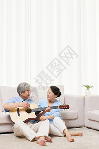 甜蜜弹润唇膏老年夫妻在家弹吉他背景