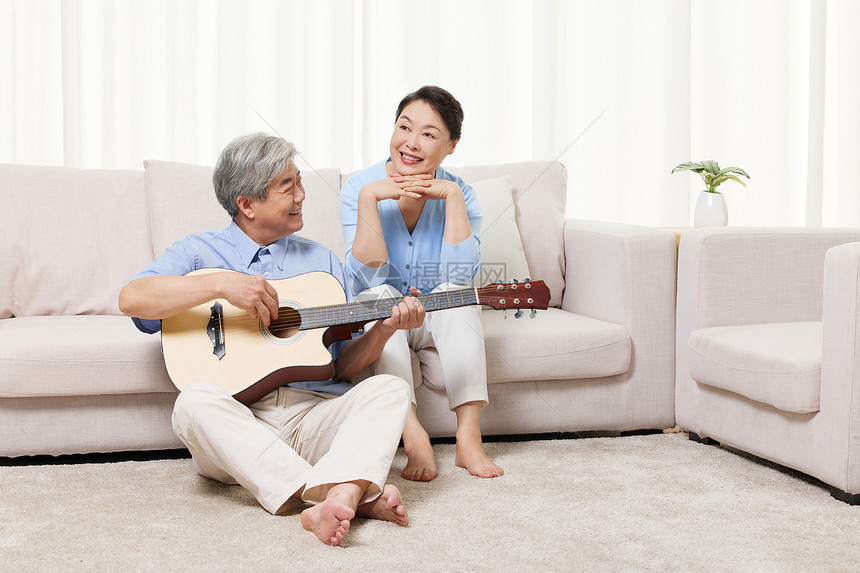 恩爱的老年夫妻在家弹吉他图片