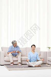 老年人肥胖退休居家老年夫妻做瑜伽背景