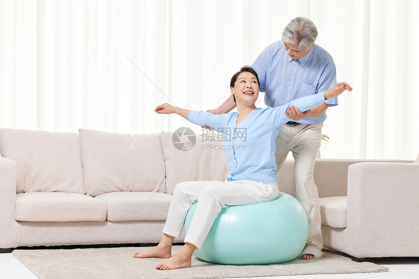 退休老夫妻在家健身图片