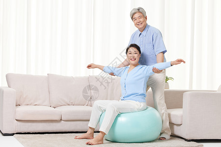 老年人肥胖老年夫妻在家做瑜伽背景