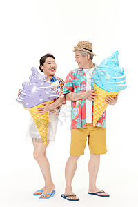 软服冰淇淋旅游的老年夫妻形象背景