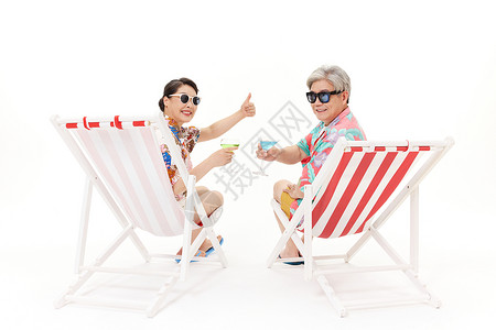 夏日躺椅边框度假的恩爱夫妻在躺椅上晒太阳背景