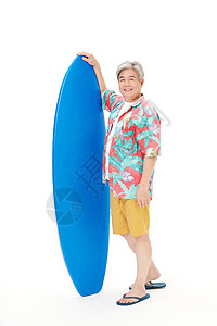 开心度假的老人展示冲浪板背景图片