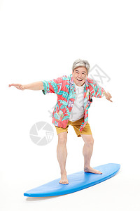 站在冲浪板上的老人背景图片
