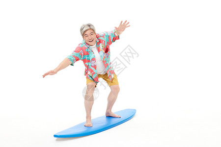 开心冲浪的老人图片
