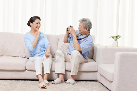 退休在家的老年人生活高清图片