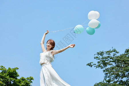 夏日气球美女手拿气球的日系夏日美女背景