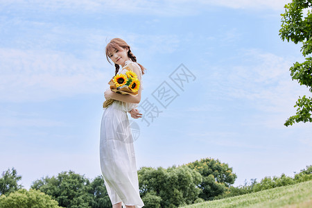 可爱向日葵女孩夏日美女手拿向日葵背景