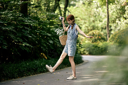 蓝色背带裤夏日清新美女背景