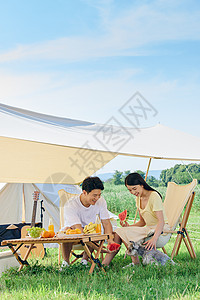 西瓜情侣青年男女夏日户外露营吃西瓜背景