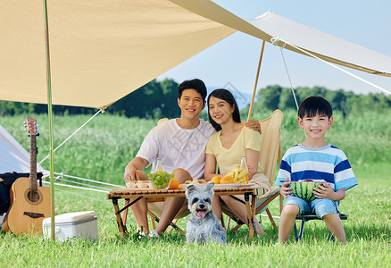 一家人夏日露营图片