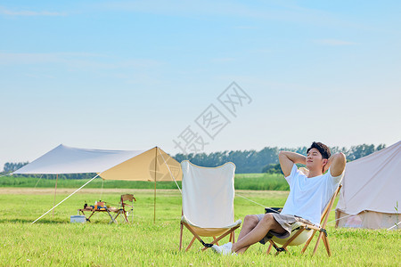 夏天时光年轻男士享受户外露营度假时光背景