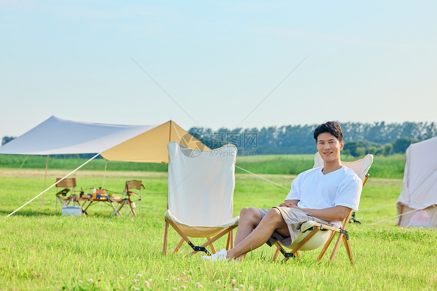 年轻男士享受户外露营度假时光图片