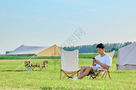 暑假时光年轻男士享受户外露营度假时光背景
