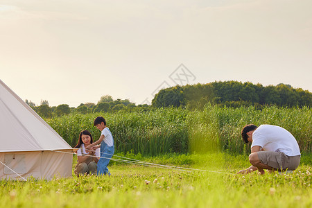 一家人户外露营搭帐篷图片