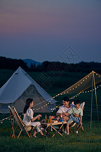 假期一家人夜晚户外野营图片