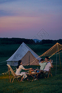 夜晚一家人户外露营野餐高清图片