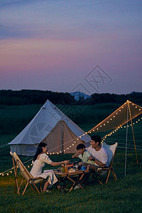 夏日夜晚家庭亲子露营图片