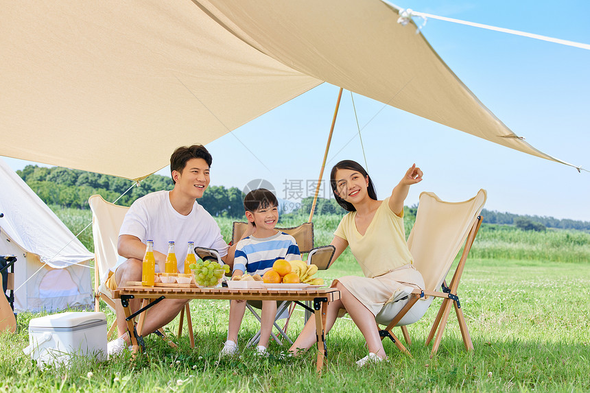 幸福一家人夏日户外野餐图片