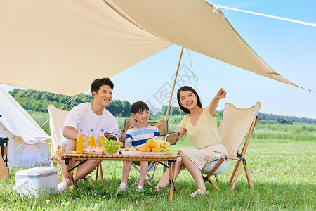 幸福一家人夏日户外野餐图片