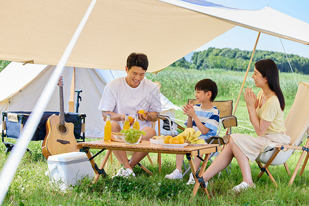 幸福一家人夏日户外露营图片