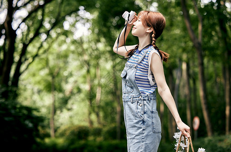 手拿相机的夏日清新美女图片