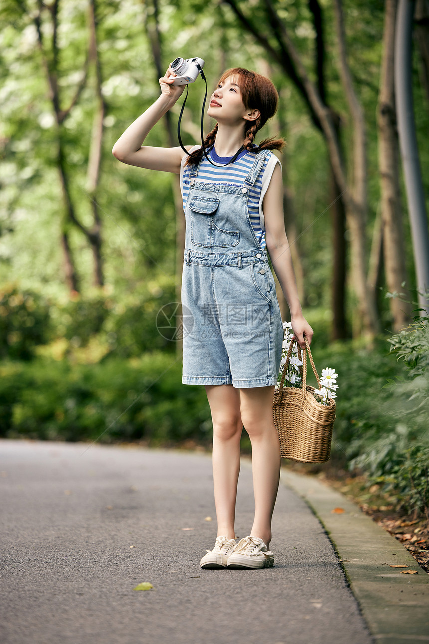 手拿相机的夏日清新美女图片