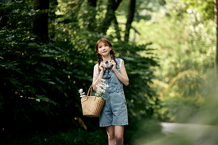 手拿相机的夏日清新美女图片