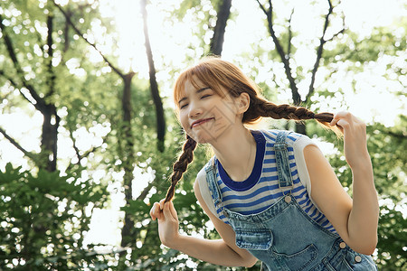 夏日搞怪女孩对着镜头搞怪的清新夏日美女背景