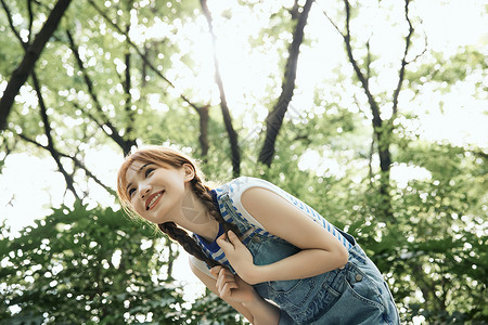 对着镜头搞怪的清新夏日美女背景图片