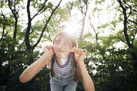 对着镜头搞怪的清新夏日美女高清图片