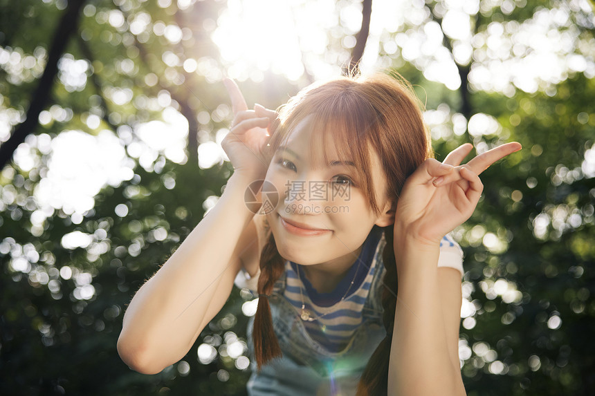 对着镜头搞怪的清新夏日美女图片