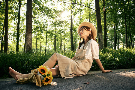 可爱向日葵女孩夕阳下的清新夏日美女背景