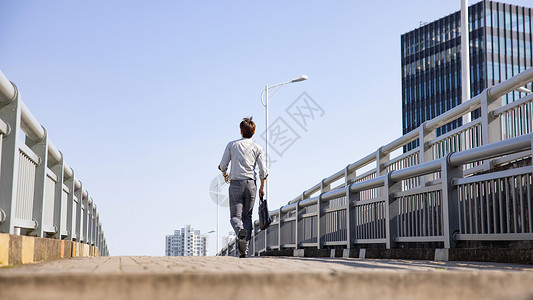 努力奔跑男性奔跑上班背影背景