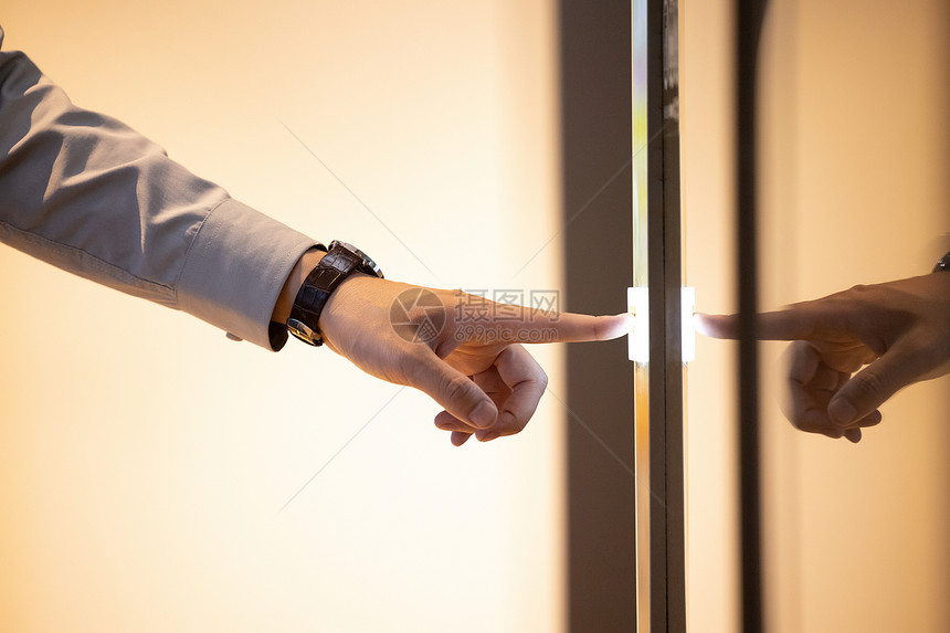 职场男性按电梯手部特写图片