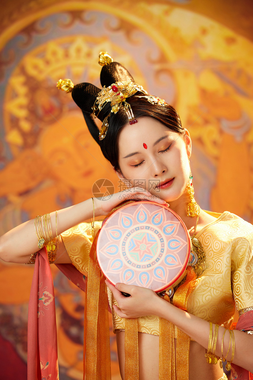 中国风敦煌美女手举风铃鼓图片