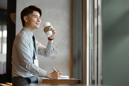 商务男性办公喝咖啡休息图片