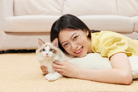 美女主人和宠物布偶猫居家相伴背景图片