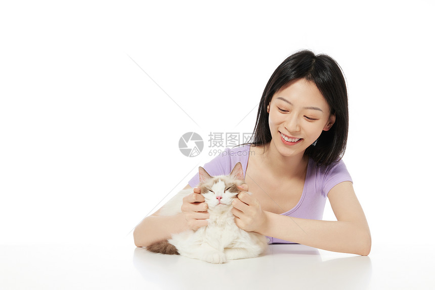 青年女性与宠物猫快乐相伴图片