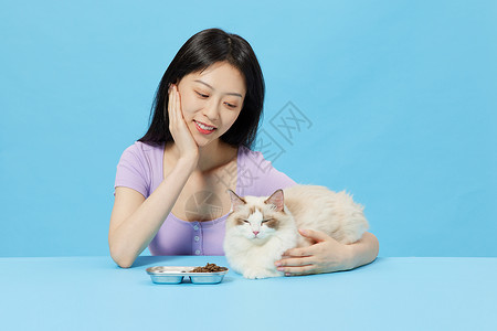 青年女性与宠物猫咪图片