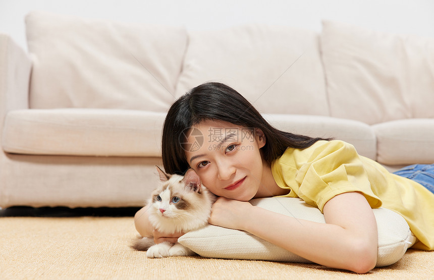 美女与宠物猫咪居家相伴图片